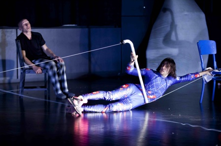 Jednička izraelského současného vizuálního divadla Clipa Theatre a česko-ruský Teatr Novogo Fronta se vracejí do Česka
