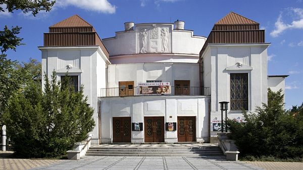 Kladno vypovědělo smlouvu firmě, která opravuje divadlo