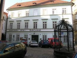 Komise Rady hlavního města Prahy doporučila Radě hlavního města Prahy jmenovat na funkci ředitele Divadla Na zábradlí Mgr. Petra Štědroně, Ph.D.