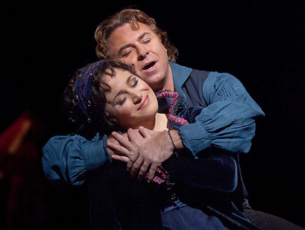 Sezona Met pokračuje: klasické operní drama Tosca a comeback Jamese Levina za dirigentský pult u Verdiho Falstaffa