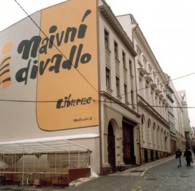 V nové hře Naivního divadla se hodně zpívá a hraje s češtinou