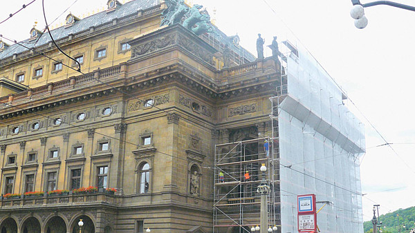 Sochař u soudu kritizuje rekonstrukci fasády Národního divadla