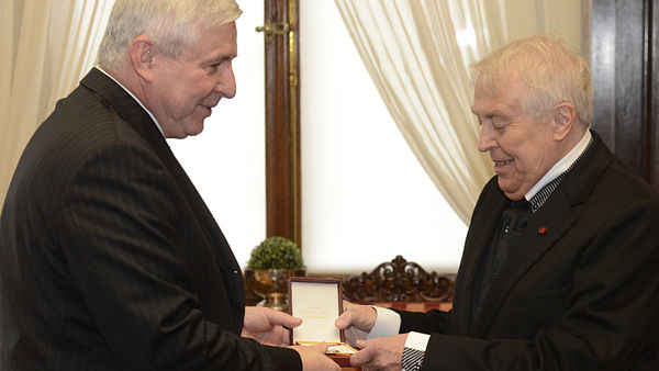 Premiér Rusnok ocenil medailí spisovatele Pavla Kohouta