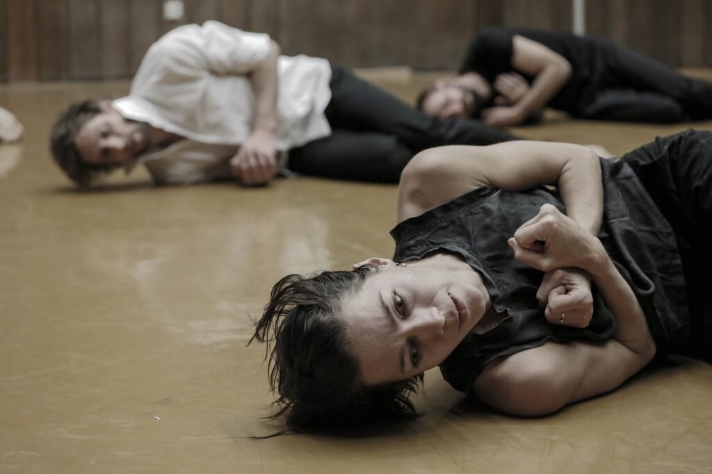 Proslulá belgická choreografka Ann Van den Broek poprvé tvoří pro 420PEOPLE: Podmanivá choreografie, transformativní síla, rytmus a intenzivní emoce