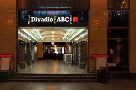 V divadlech ABC a Rokoko se zkouší hry Listopad a Burundanga
