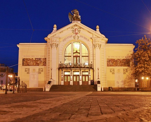 V sobotu si v pardubickém divadle vymění diváci a herci role