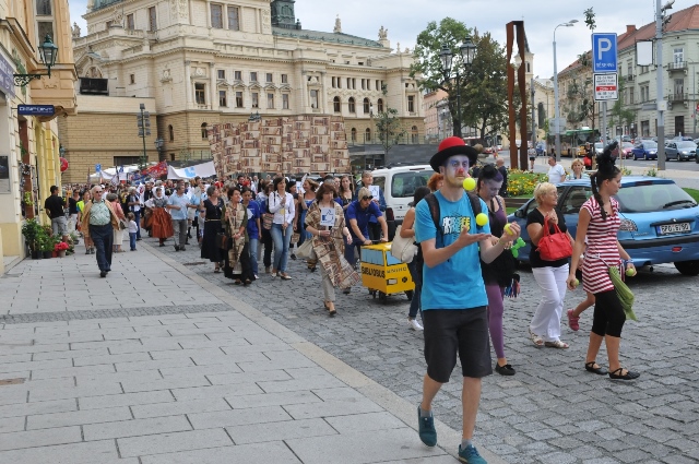 Stovky umělců v průvodu Vendelín zahájily kulturní sezonu v Plzni