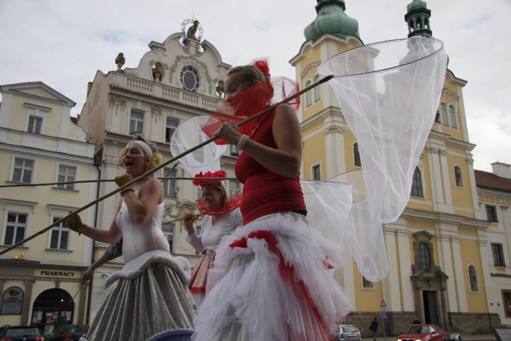 Během posledních 10 dnů v červnu vypukne v Hradci Králové 15. ročník Open Air Programu Mezinárodního festivalu Divadlo evropských regionů. Těšte se s námi!