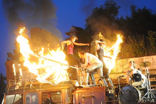 Na Rock for People se bude hrát MacBeth, zaparkuje zde divadelní maringotka a zahřmí i industriální show