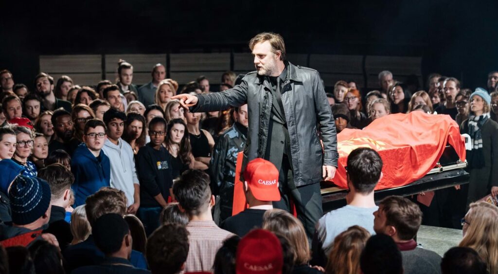 Julius Caesar zemře v kině. NT Live přináší krutě aktuální politický thriller o svodech populistů