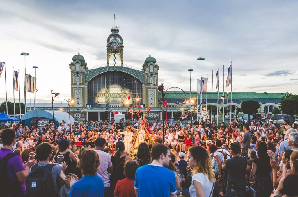 Divadlo, muzika a dílny opět na Výstavišti: zveme vás na jubilejní 10. ročník festivalu pouličního divadla Za dveřmi