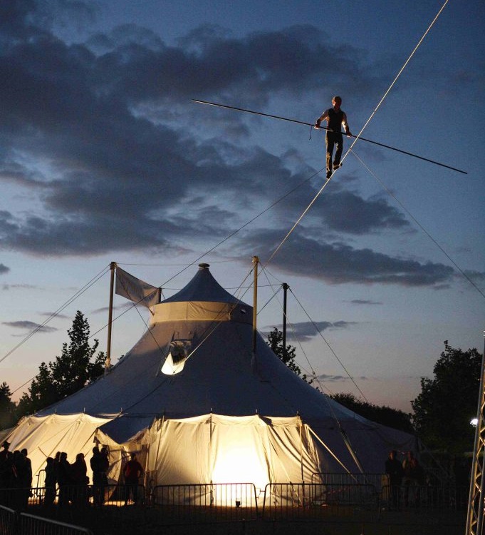 Švýcarský provazochodec zahájil festival nového cirkusu Arena