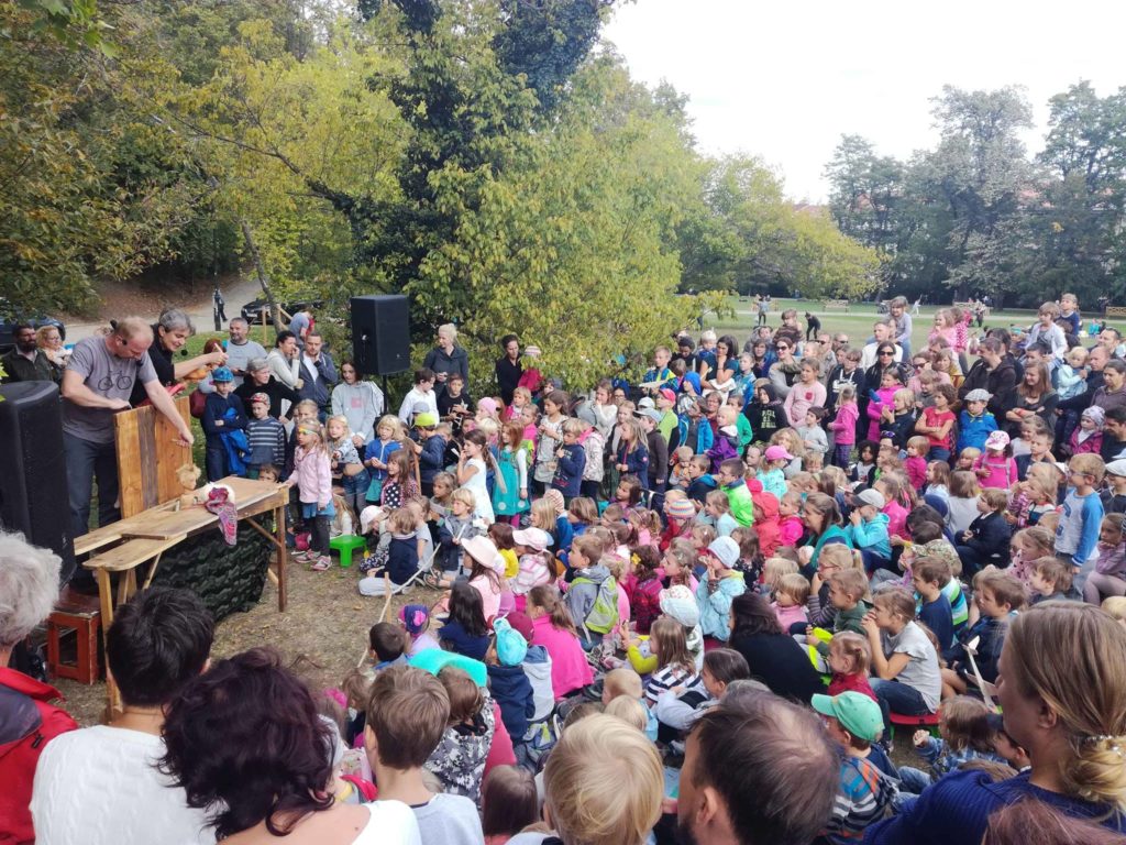 Divadelní soubor Buchty a loutky pořádá v Kinského zahradě divadelní festival Buchty a loutky dětem