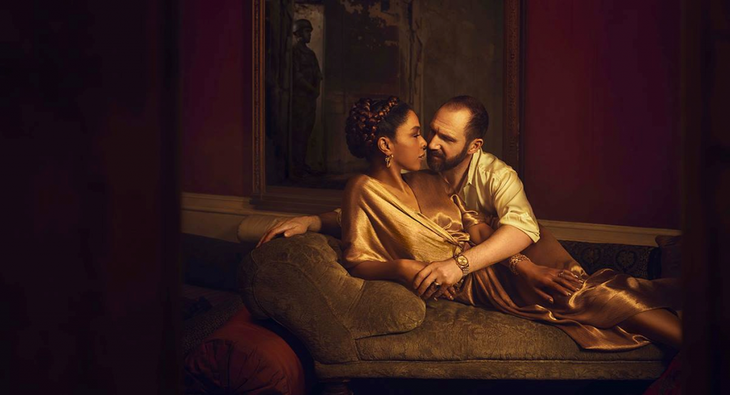 Ralph Fiennes a Sophie Okonedo jako Antonius a Kleopatra v rámci cyklu NT Live v českých kinech