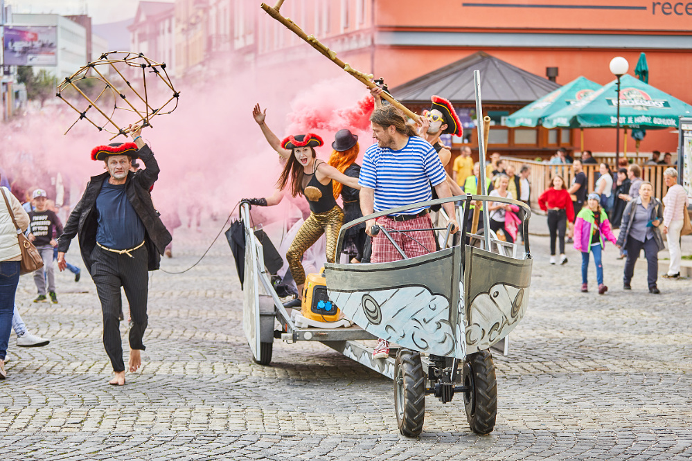 Festival pouličního divadla Za dveřmi oživí ulice Prahy