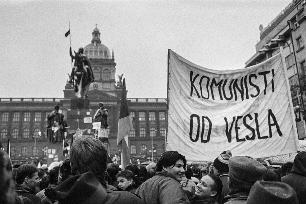 Pozvánka na konferenci: Listopadové proměny. Česká a slovenská literatura v kontextu roku 1989