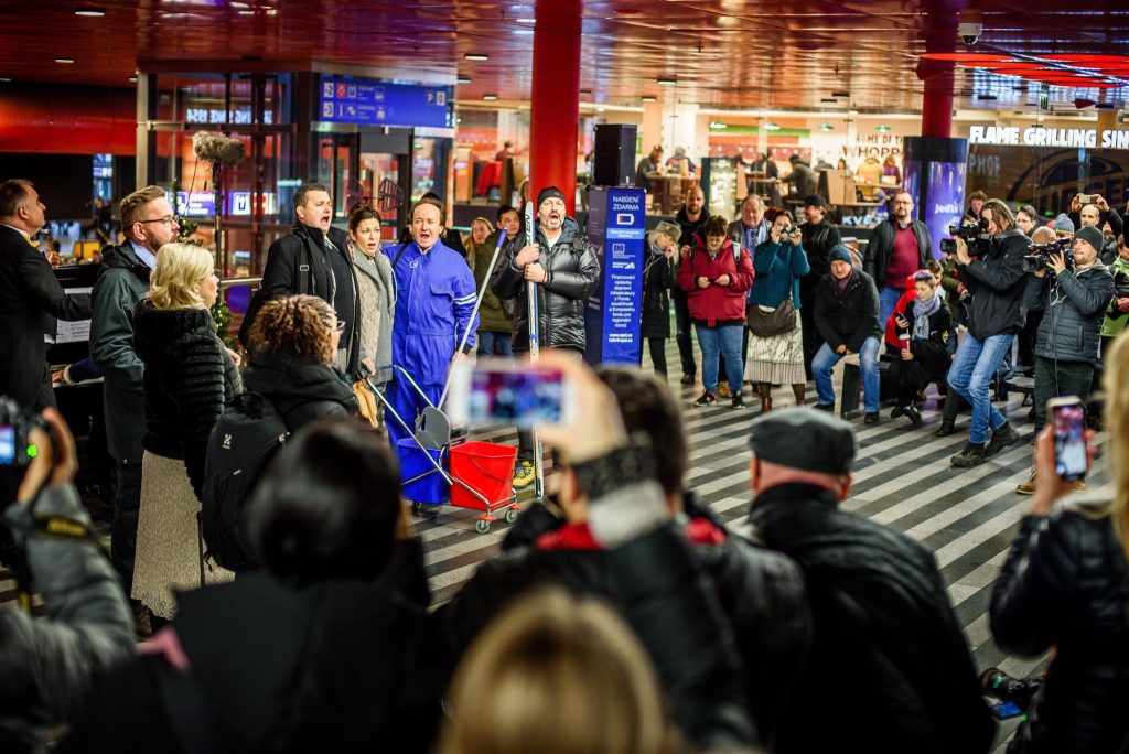 Slavnostní otevření Státní opery předznamenal unikátní flashmob na Hlavním nádraží