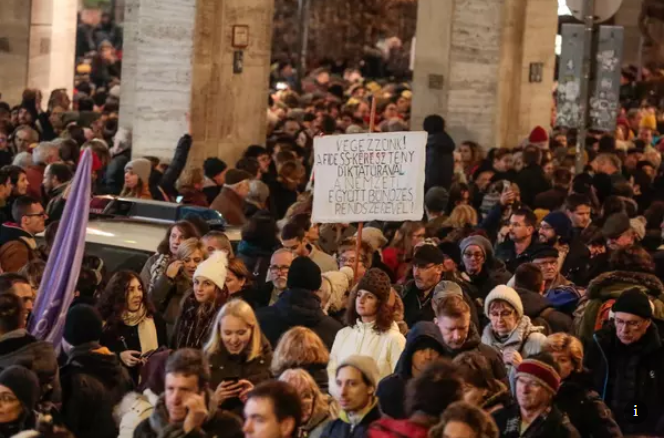 Maďarský parlament přijal zákon posilující kontrolu nad kulturou