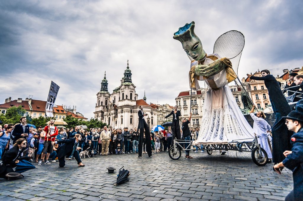 Pouliční festival Za dveřmi zahájí průvod centrem Prahy