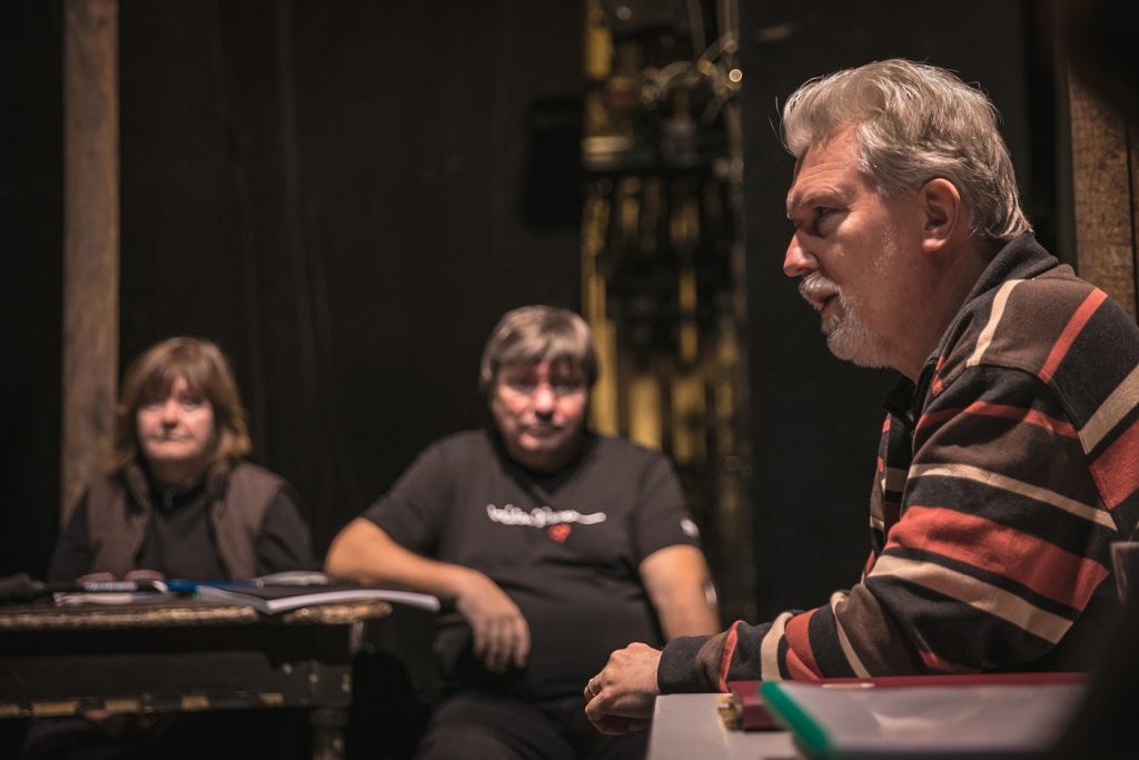 Režisér Radovan Lipus ve Východočeském divadle inscenuje hru Jako břitva