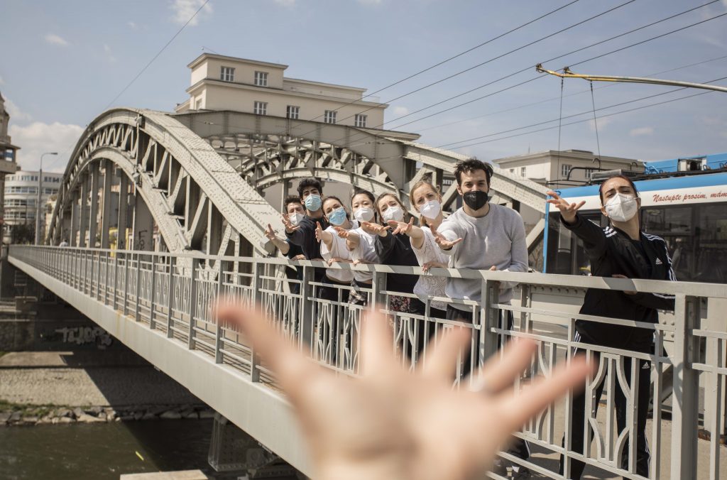 Národní divadlo moravskoslezské zve na open-air akci s názvem Tančící mosty