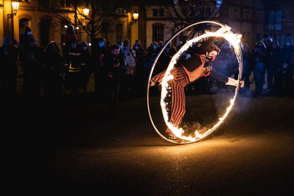 Pražská tržnice o víkendu ožije pulsující divadelní galerií, připravil ji festival Za dveřmi