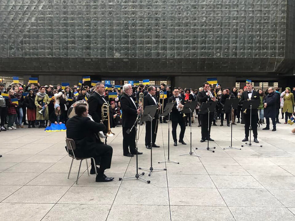 Hráči orchestru Národního divadla zahráli na piazzettě ukrajinskou národní hymnu