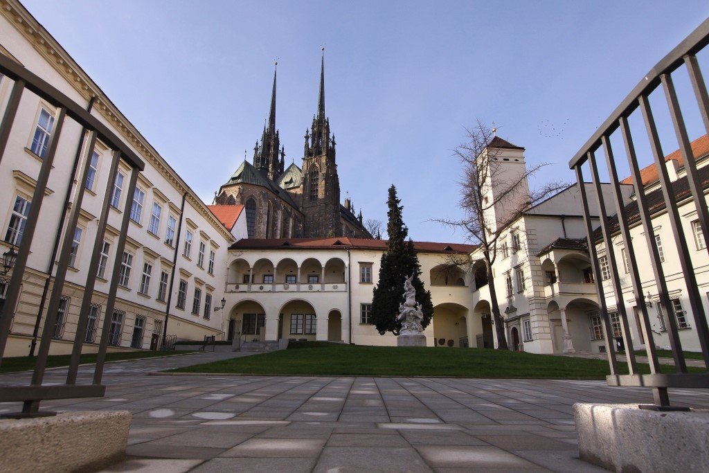 Léto na Biskupském dvoře: populární inscenace Městského divadla Brno pod širým nebem