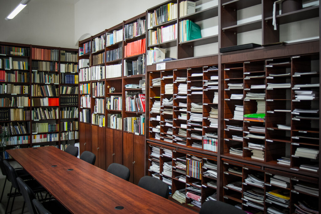 Přírůstky zahraniční literatury v Knihovně DÚ za rok 2021