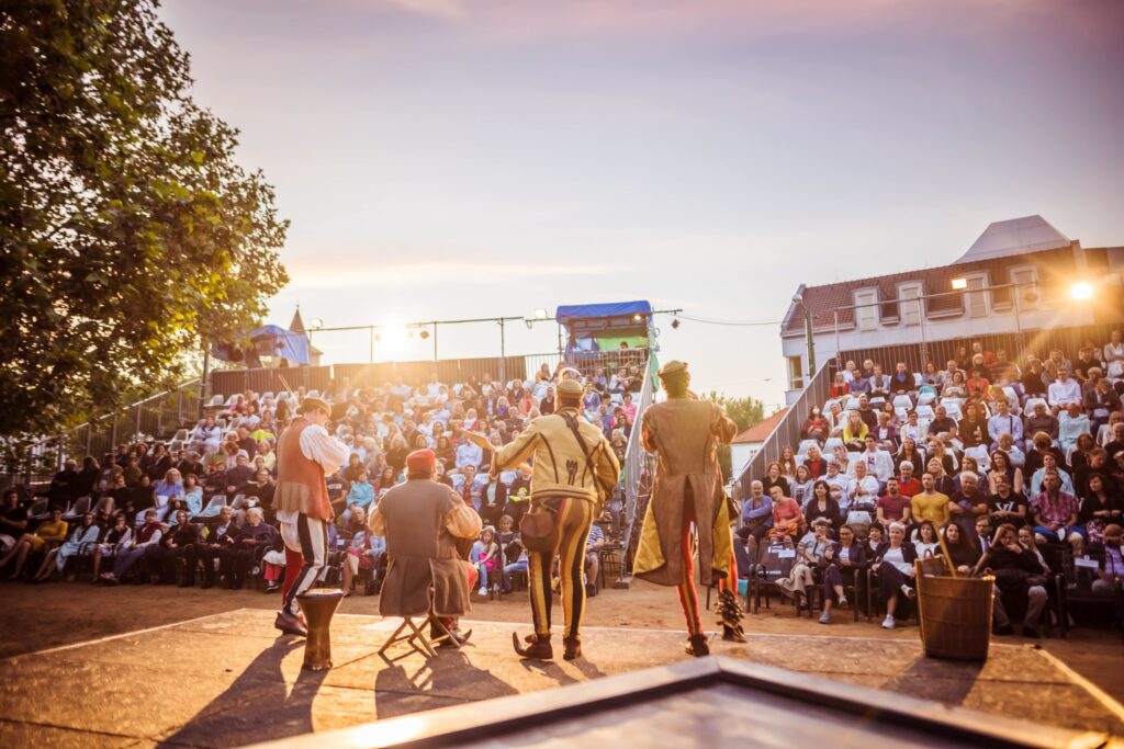 Novinkou festivalu Divadelní léto pod plzeňským nebem bude komedie 39 stupňů