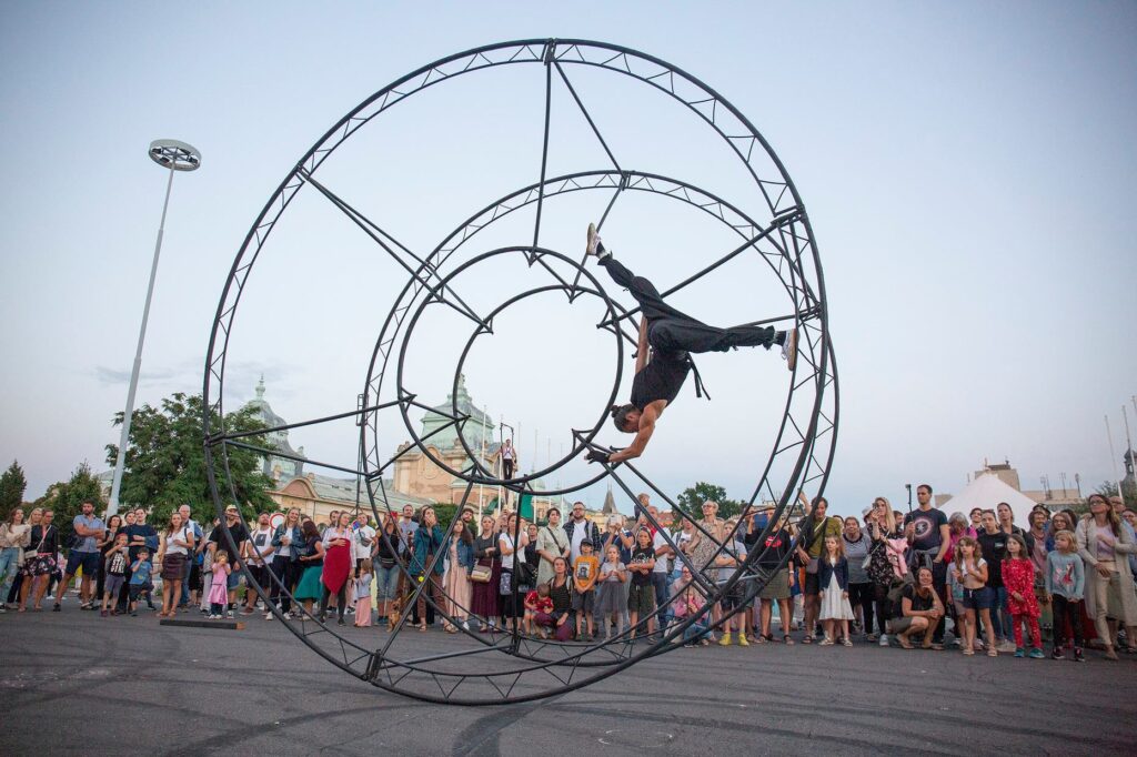 Začíná 14. ročník festivalu pouličního divadla Za dveřmi