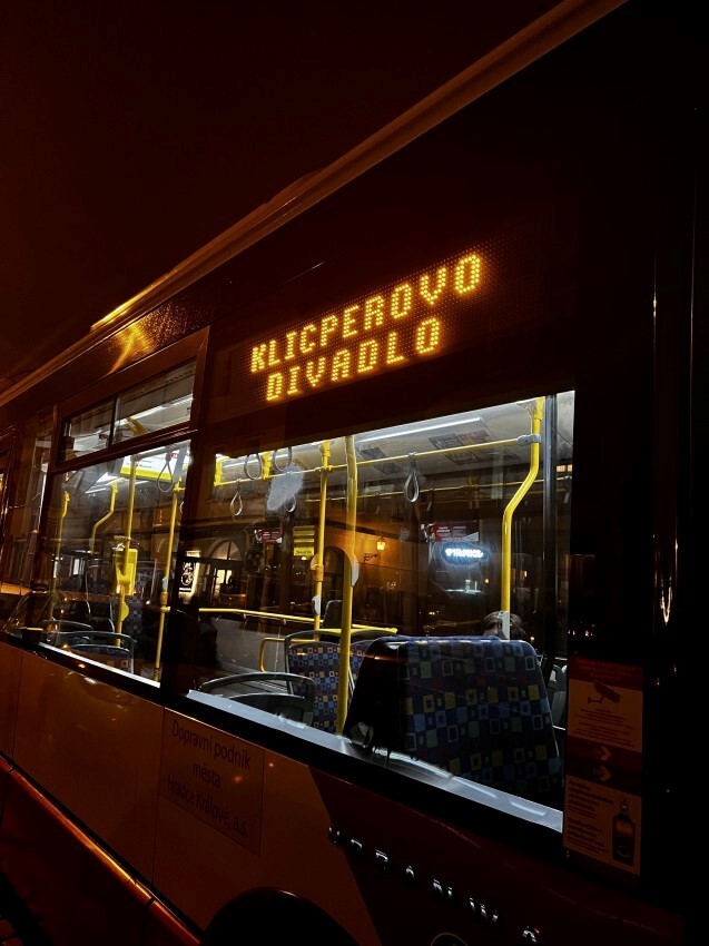 Do Klicperova divadla divadelním autobusem