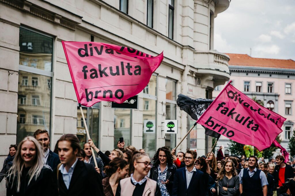 Brnem prošel průvod nových studentů JAMU, Dionýsos je vedl za Poseidónem