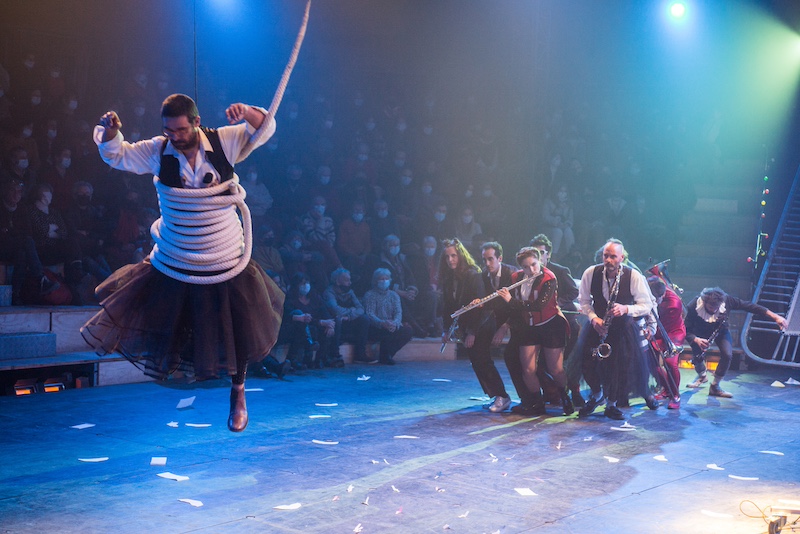 Na Letní Letnou 2024 opět zavítá slavný francouzský Cirque Inextremiste. Tentokrát i s hudebníky ze Surnatural Orchestra