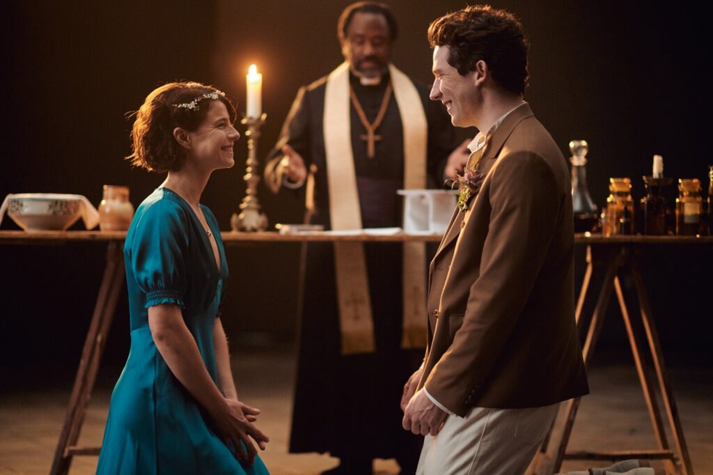NT Live uvede Romea a Julii nevšedně jako divadelní film s Joshem O’Connorem a Jessie Buckley