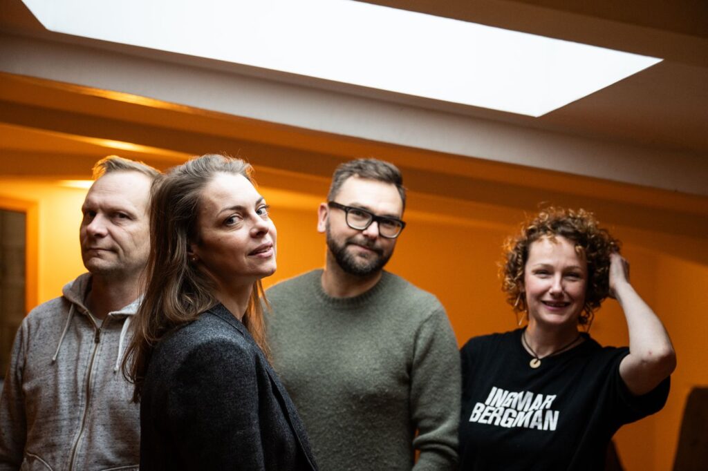 Ve Vršovickém divadle MANA ožívá bytové divadlo. Herci zvou na komedie ve věži i v suterénu