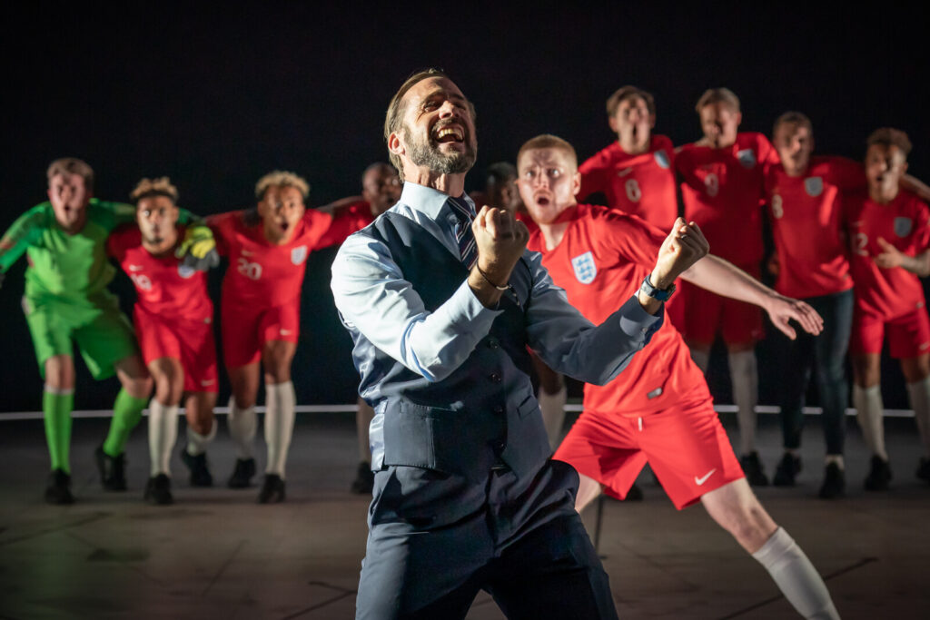 Fotbal v divadle! NT Live zve na zábavnou návštěvu u anglického národního mužstva v inscenaci Drahá Anglie