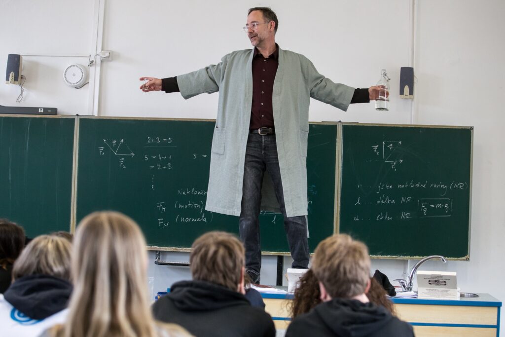 Válka profesora Klamma se vrací do Minoru… a do středních škol