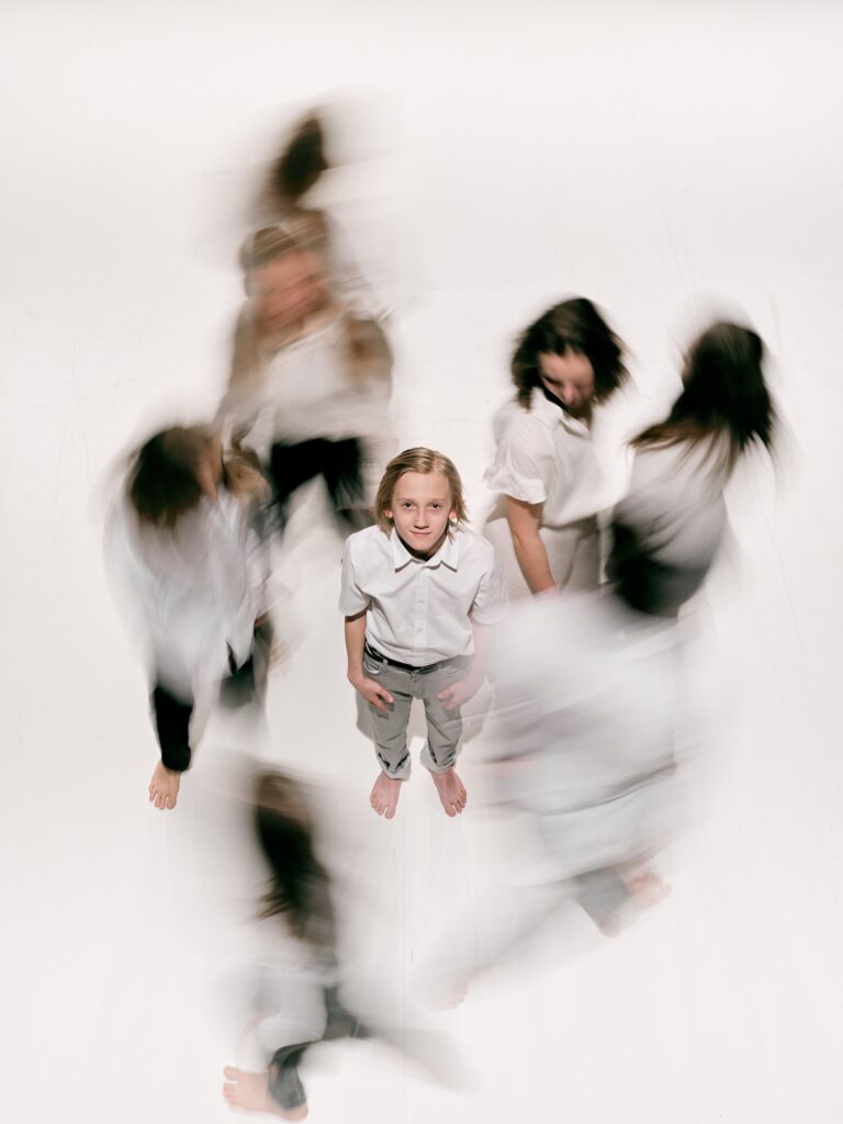 CLOUDS: Choreografka Věra Ondrašíková uvádí novou taneční inscenaci o komunikaci dětí a teenagerů. Beze slov.