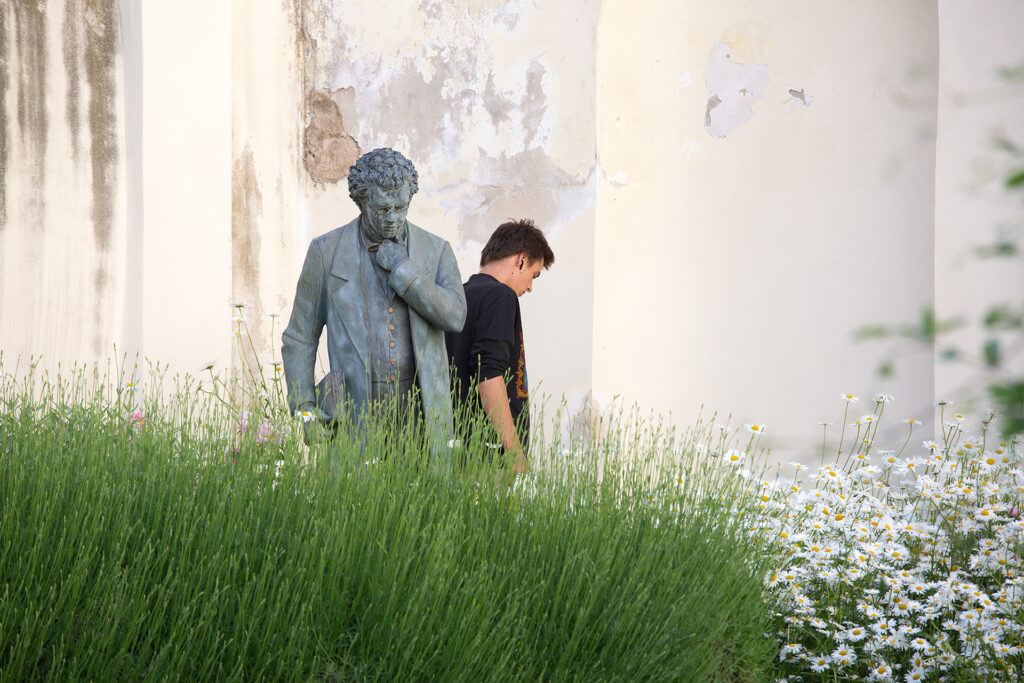 Projekt Veroniky Knytlové na hranici workshopu, performance a meditace bude mít premiéru v Meditační zahradě HAMU