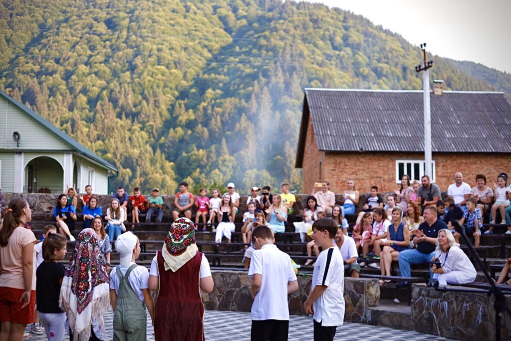 Přípravy na divadelní tábor Divadlo hrou s Koločavou jsou v plném proudu. V letošním ročníku jsou zapojená čtyři divadla z celé republiky i Univerzita Palackého