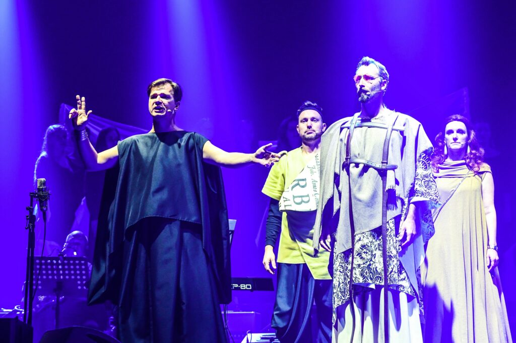 Hudebně-divadelní inscenace Labyrint na motivy díla Jana Amose Komenského se letos vrátí na divadelní prkna