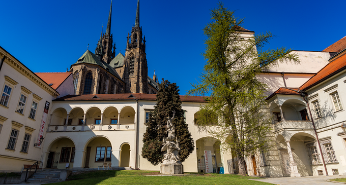 Kombinace frašky se Smetanovou operou zahájila v Brně Léto na Biskupském dvoře