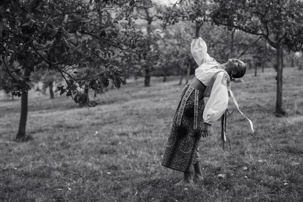 Premiéra páté série Emergency Dances v Paláci Akropolis: Tři silné výpovědi o lidské křehkosti, identitě a environmentálním aktivismu