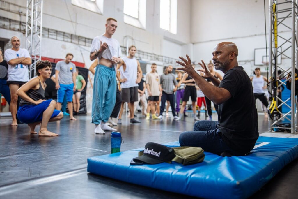 Cirk La Putyka a Jatka78 spolupracují s respektovaným britským choreografem Akramem Khanem na nové inscenaci