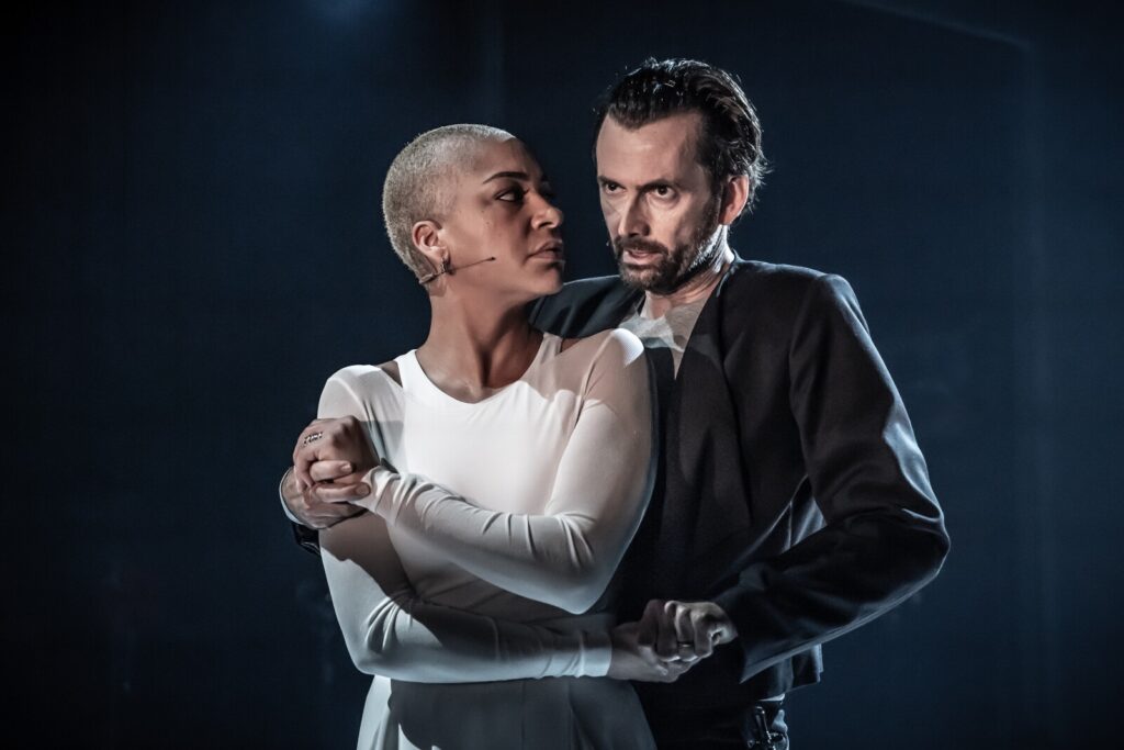 Česká a slovenská kina ukážou skotskou hvězdu Davida Tennanta jako Macbetha ve zvukově imerzivním představení divadla Donmar Warehouse