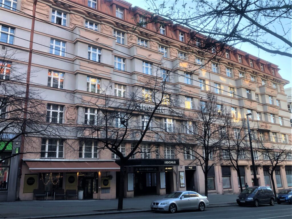 Divadlo na Vinohradech se na dobu plánované rekonstrukce přestěhuje do Radiopaláce