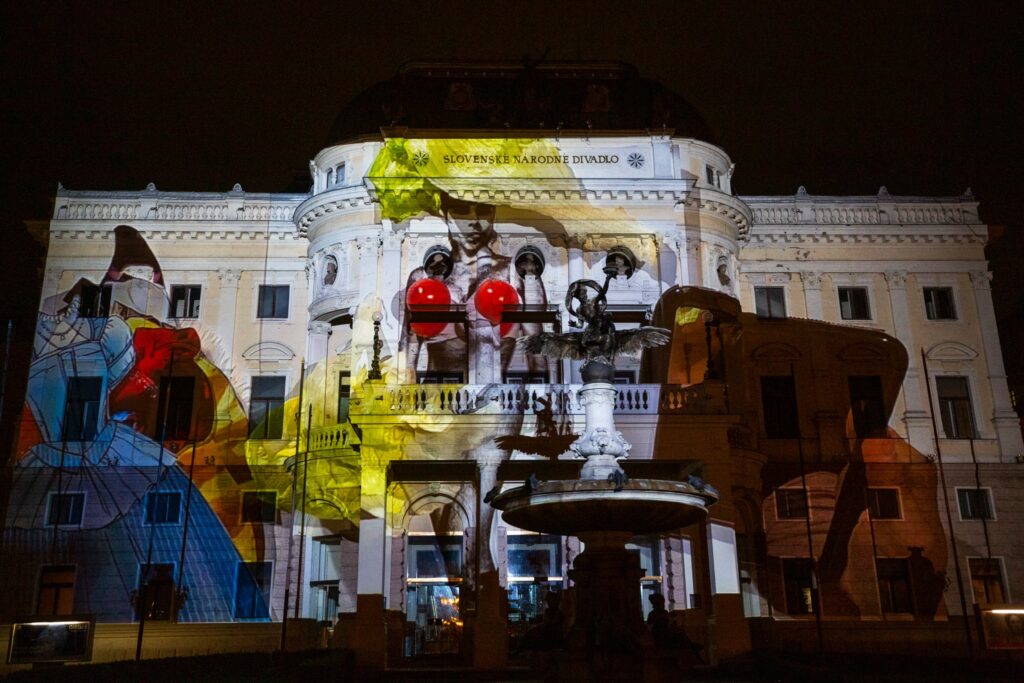 CHRONOSCAPE: živá multimediální performance promění poslední březnový víkend fasádu Divadla na cucky