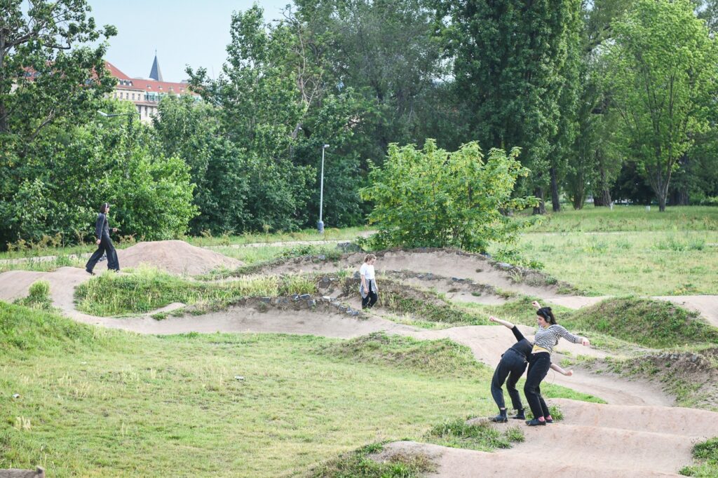 Taneční retreat u Sázavy i performativní večer v Praze. DANCETOPIA zve k odpočinku pohybem už podruhé
