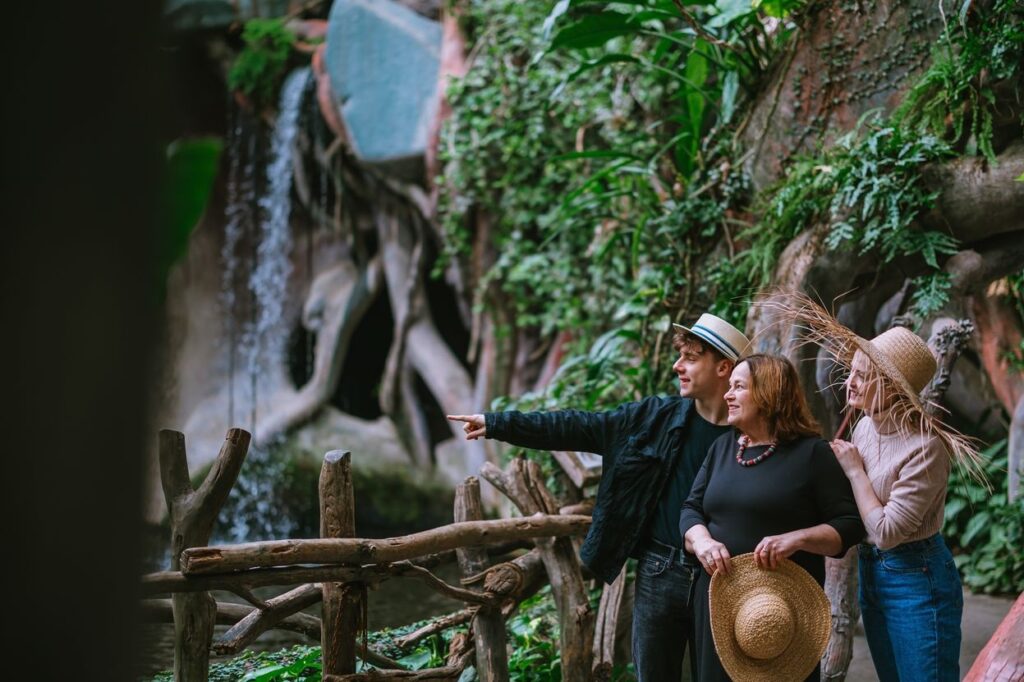 Divadlo MANA se stěhuje do pražské ZOO, kde uvede čtyři open-air představení komedie Ptáci, zvířata a moji příbuzní 